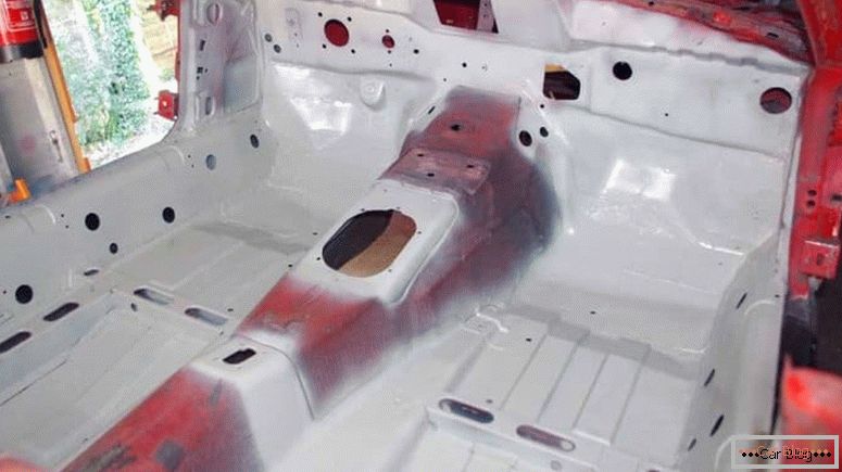 La mise à jour périodique complète de la protection anti-corrosion prolongera la vie de la voiture