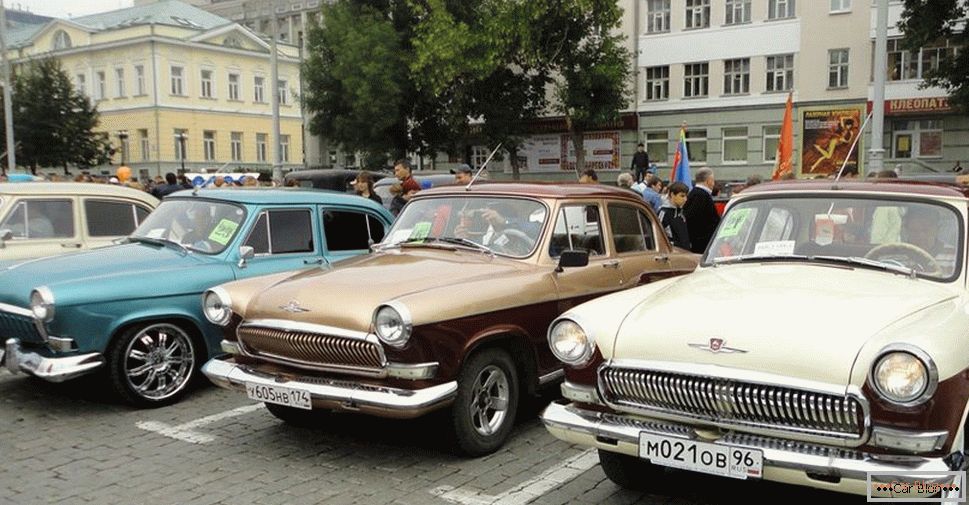 Exposition de voitures rétro à Iekaterinbourg