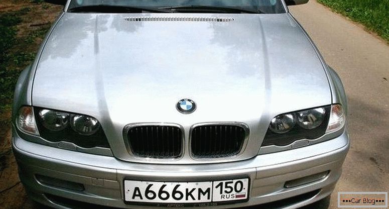 BMW Série 3 à l'arrière de E46 - le numéro du diable sur le nombre