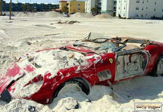 Ferrari 250 Spyder recouverte de sable