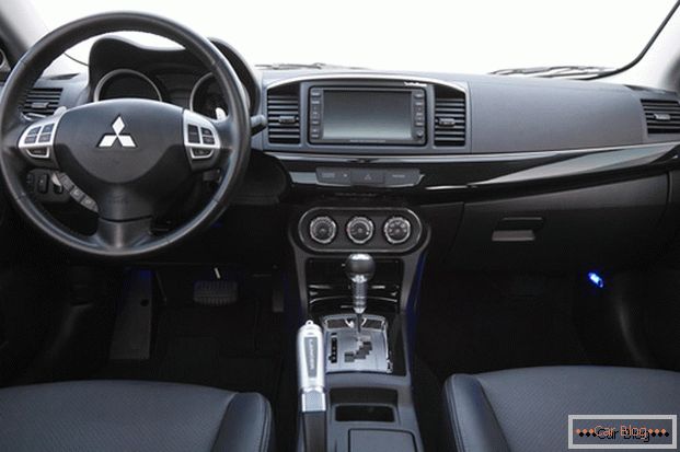 La voiture Mitsubishi Lancer bénéficie d'un intérieur élégant avec des sièges ergonomiques.