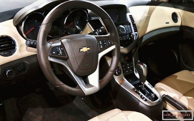 La qualité des matériaux de finition et les grandes possibilités de réglage sont les qualités distinctives de la berline Chevrolet Cruze.