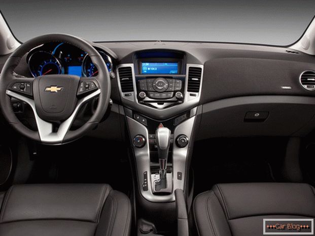 Intérieur de voiture Chevrolet Cruze порадует владельца качеством отделочных материалом и спортивной стилистикой