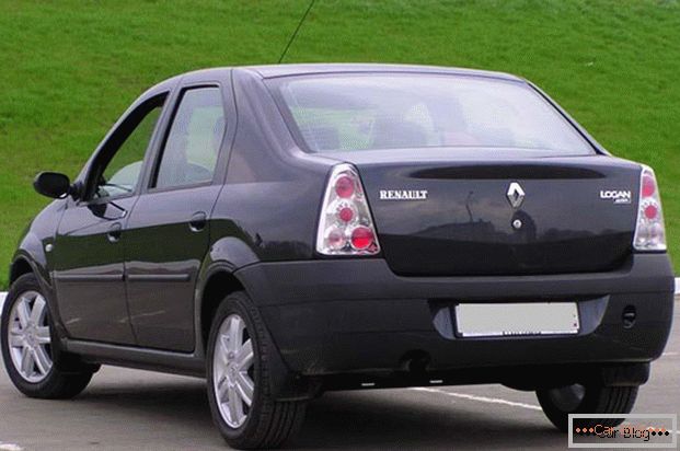 Voiture Renault Logan: vue arrière