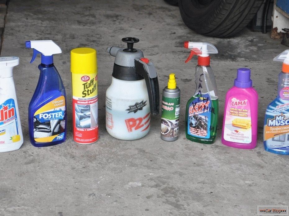 Nettoyage à sec de l'intérieur de la voiture avec leurs propres mains.