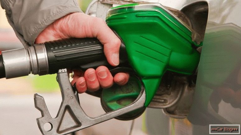Connaissant la consommation de carburant, la voiture peut être rechargée si nécessaire et quelle quantité