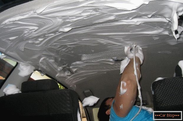 Le processus de nettoyage à sec plafond de voiture