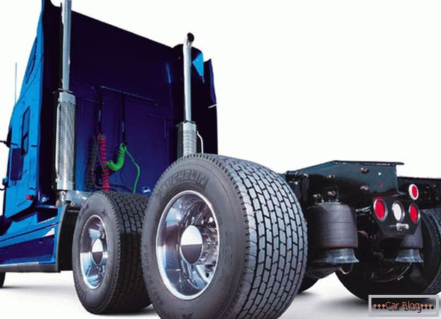 Les pneus du camion sont soumis à de lourdes charges et doivent donc présenter de bonnes caractéristiques de qualité.