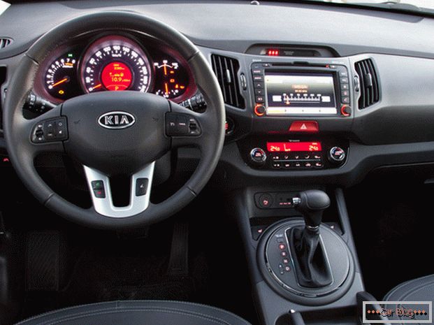 À l'intérieur de la voiture, Kia Sportage a mis en œuvre de nombreuses technologies modernes.