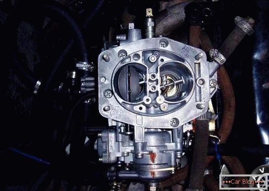 Le dispositif de carburateur VAZ 2108