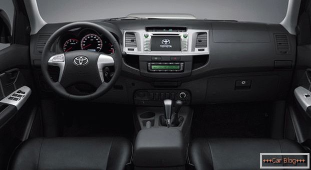 Intérieur автомобиля Toyota Hajluks не может похвастаться качеством отделки, но комфорт в салоне на высшем уровне