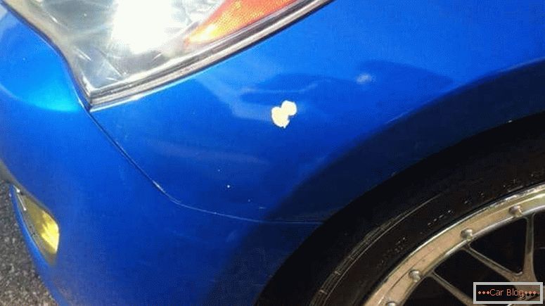 Les petits dégâts sur la peinture de la voiture sont éliminés par la peinture locale.