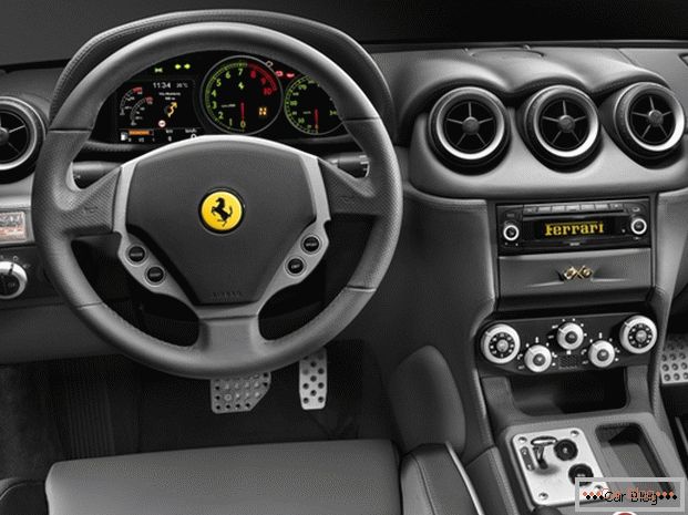 Système Bose Media dans une voiture Ferrari