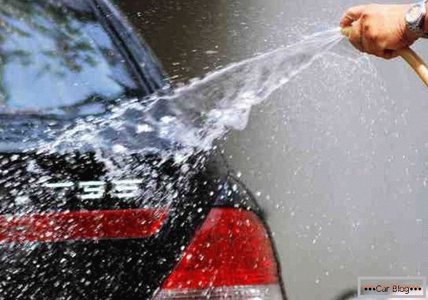 Laver une voiture avec de l'eau