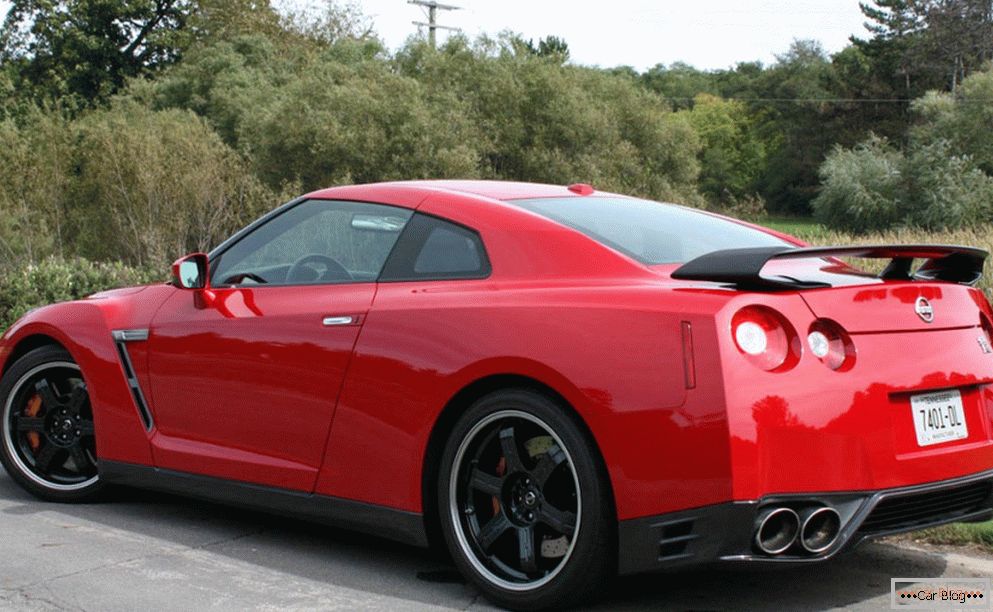 nissan gt r feature