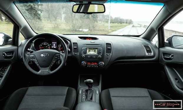 Intérieur de la voiture KIA Cerato удобные подлокотники и мягкие сиденья