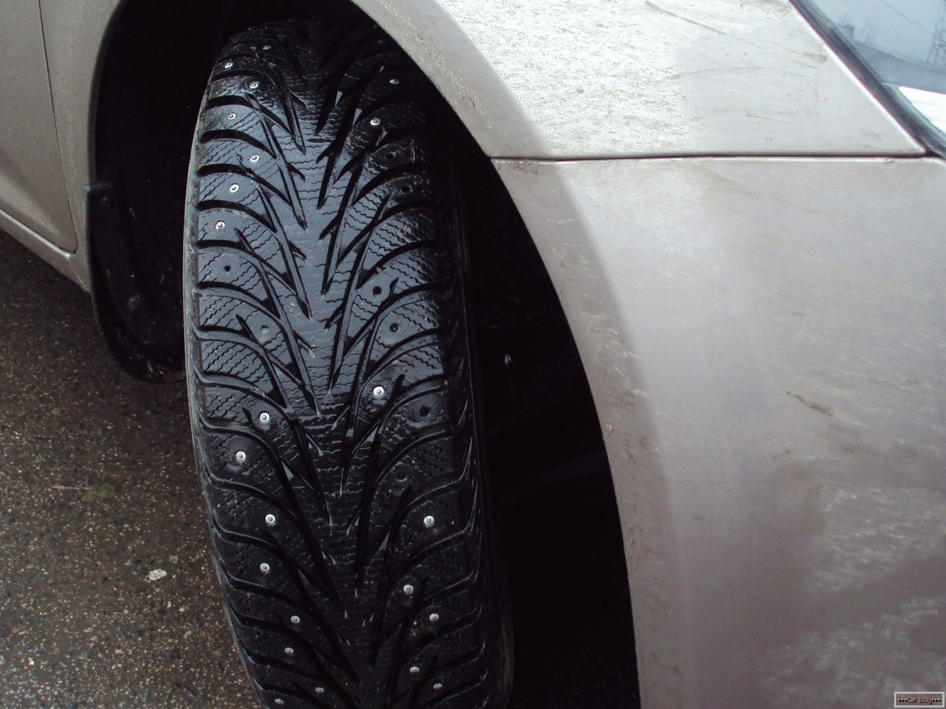 Le gouvernement accepte d'infliger des amendes aux pneus d'été en hiver