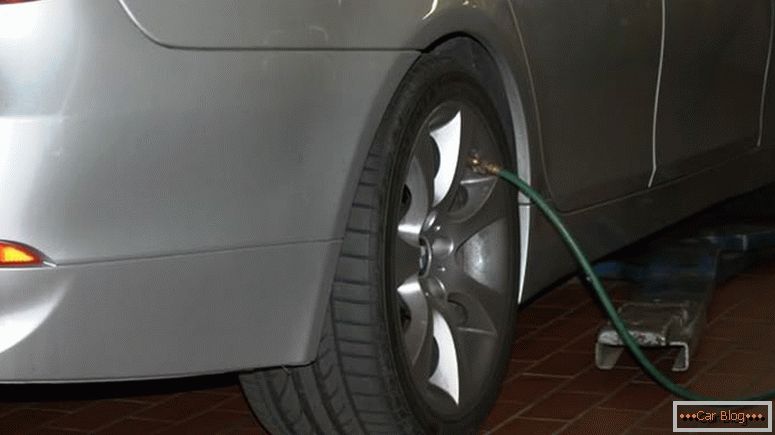 Les pneus à gonfler doivent être conformes aux recommandations du fabricant de la voiture, mais ne doivent pas dépasser la pression maximale admissible indiquée sur les pneus.