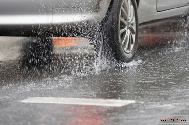 Une mauvaise conduite sous la pluie augmente la consommation de carburant