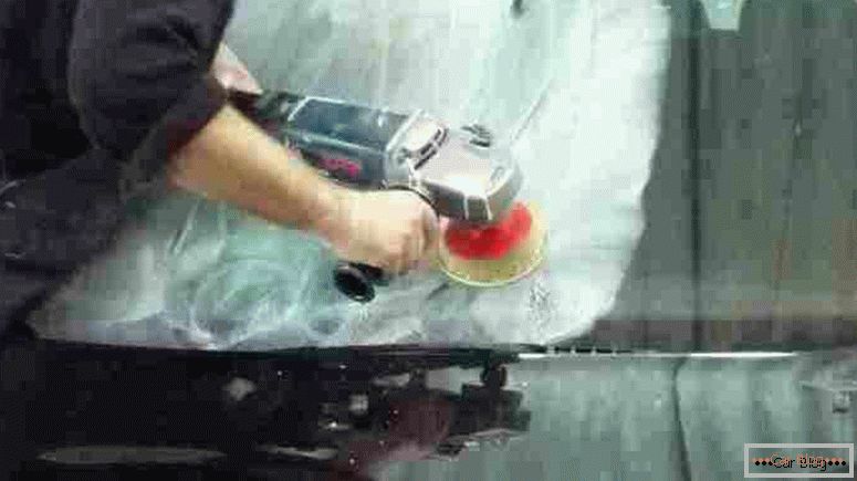 Polissage automatique du verre à l'aide de meules et de pâtes spéciales