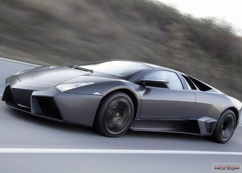 Lamborghini Reventon roule vite