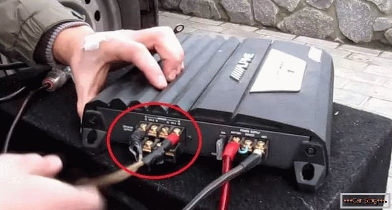 comment connecter le caisson de basse à la radio avec un amplificateur