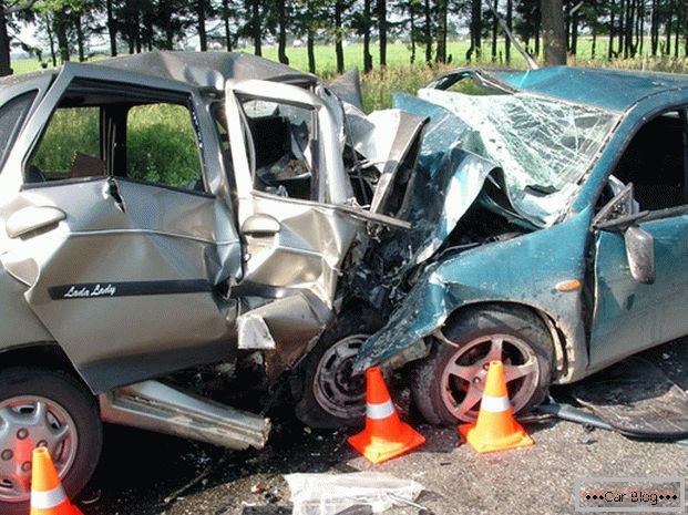 Les accidents de voiture causent beaucoup de morts