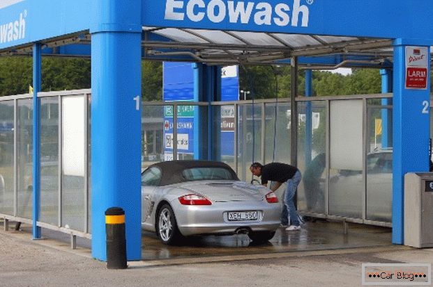 Laver la voiture en lave-auto en libre service