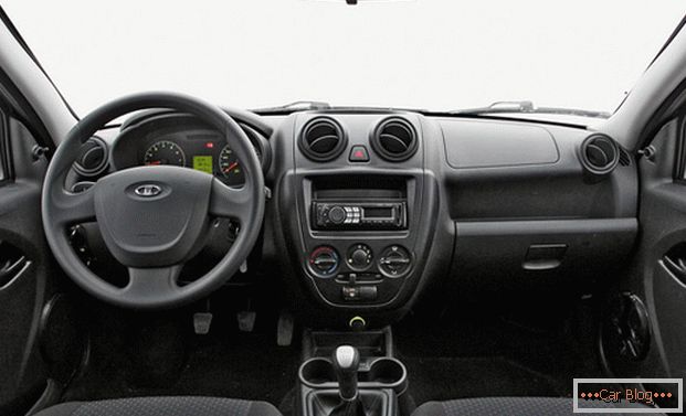 Les garnitures intérieures de voiture Lada Granta sont fabriquées conformément aux canons de l'industrie automobile nationale.