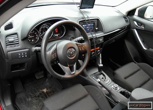 Voiture Mazda CX-5, несмотря на эффектную внешность, имеет довольно невзрачный салон