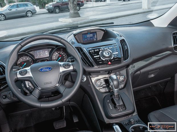 Ford Kuga revendique la présence d'éléments exotiques dans la cabine