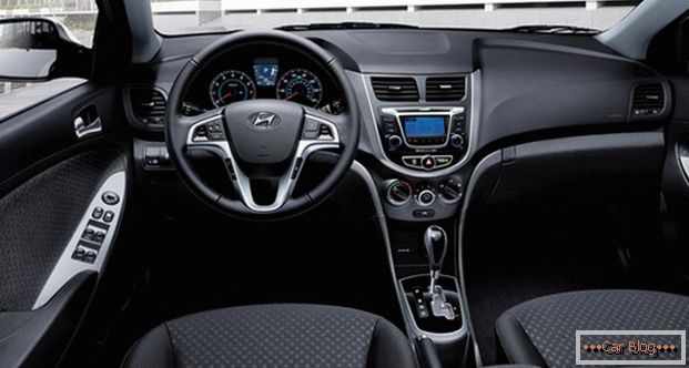 À l'intérieur de Hyundai Accent, des articles beaucoup plus modernes