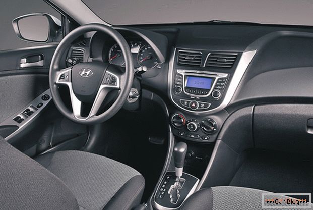 À l'intérieur de la voiture Hyundai Solaris, vous trouverez des éléments d'un intérieur moderne.