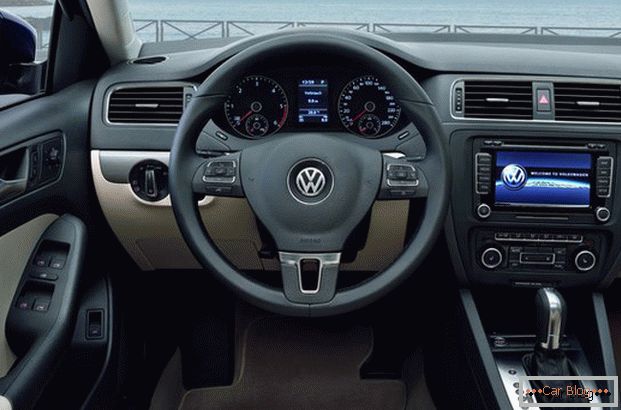 Le salon Volkswagen Jetta vous ravira avec des finitions de qualité et des commandes confortables