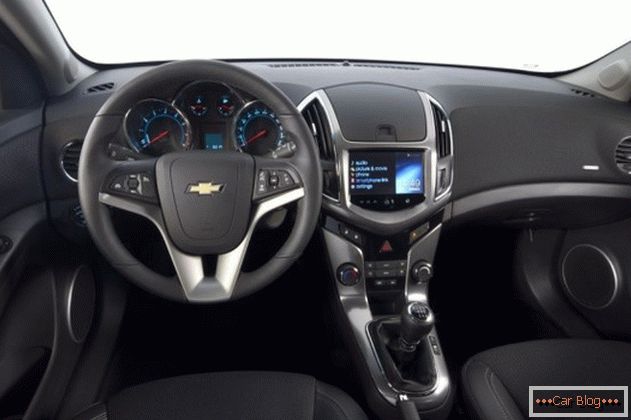 L'intérieur de la voiture Chevrolet Cruze est réputé pour son confort et sa fiabilité