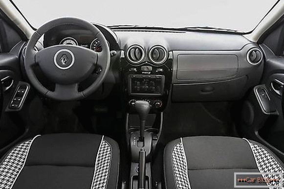 Les défauts dans la conception de la cabine Renault Sandero sont compensés par le côté pratique et le confort.