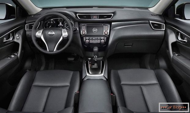 La voiture Nissan X-Trail dispose d'un salon spacieux et confortable.