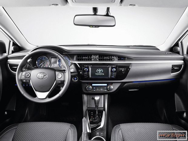 L'intérieur de la voiture Toyota Corolla compense les inconvénients de la vue printanière en raison du confort au volant