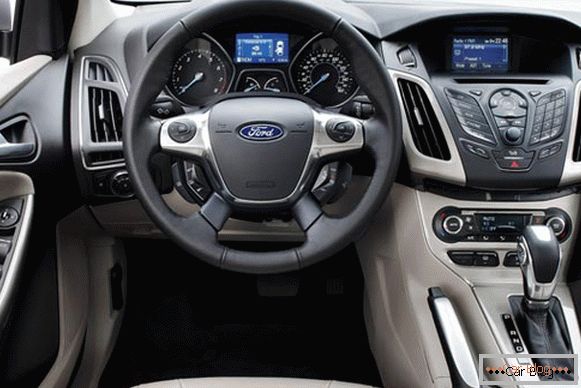 L'intérieur de la voiture Ford Focus peut être comparé à la cabine de l'avion
