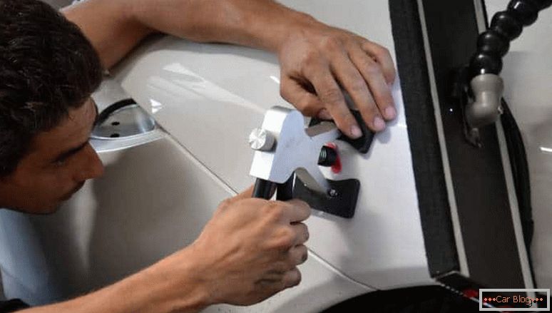comment enlever les bosses sur la voiture sans se peindre les mains