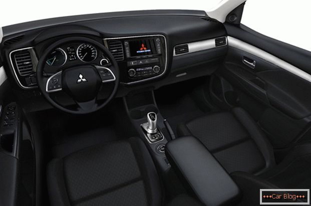 L'intérieur de la voiture Mitsubishi Outlander est laconique et confortable.