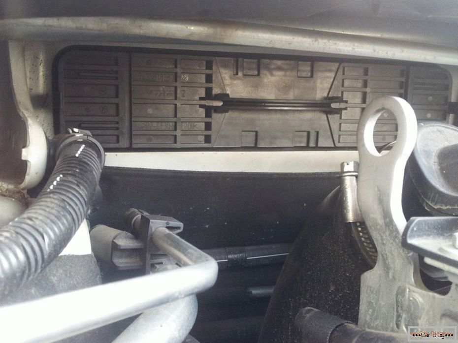Remplacement du filtre d'habitacle sur la Peugeot 408