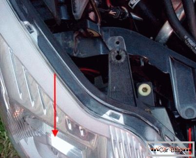 Remplacer les ampoules et le faisceau de croisement sur la Ford Focus 2